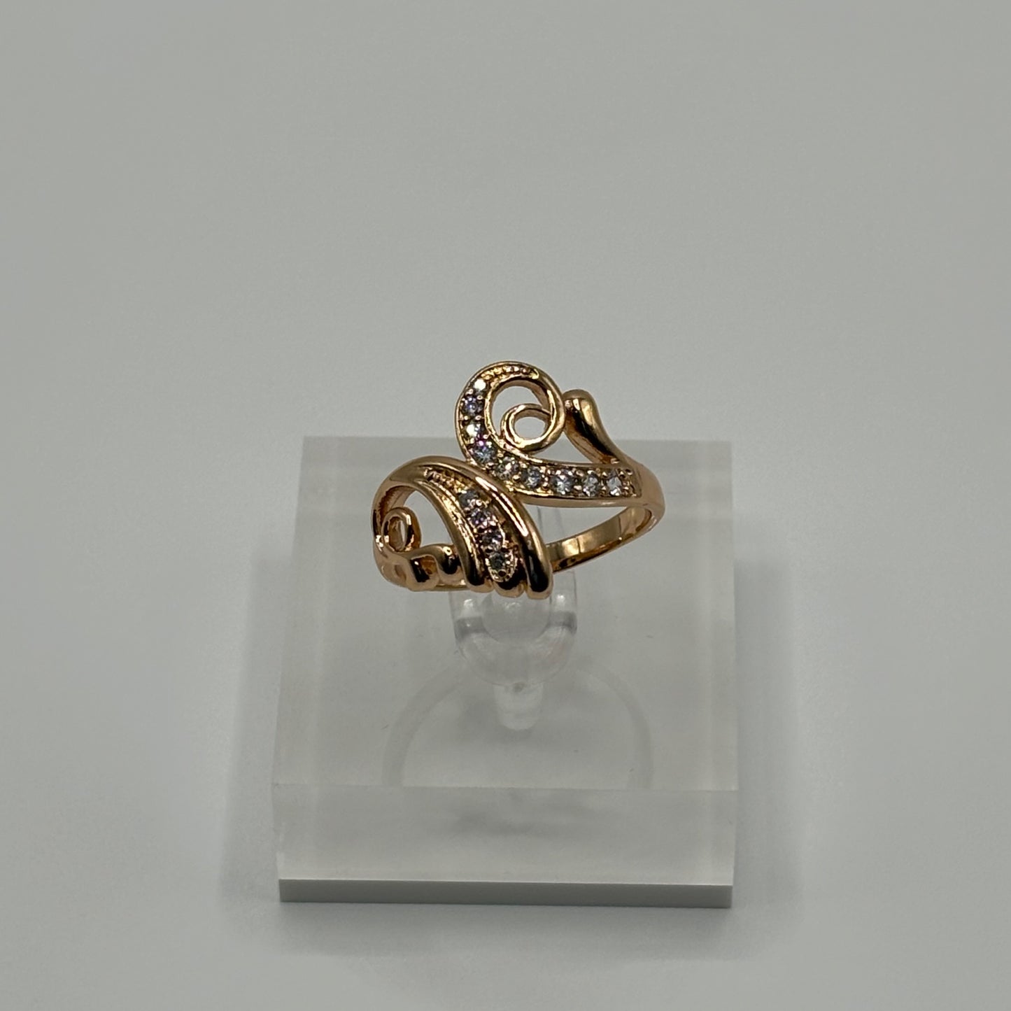 Golden Embrace: The Swirl Accent Love Ring