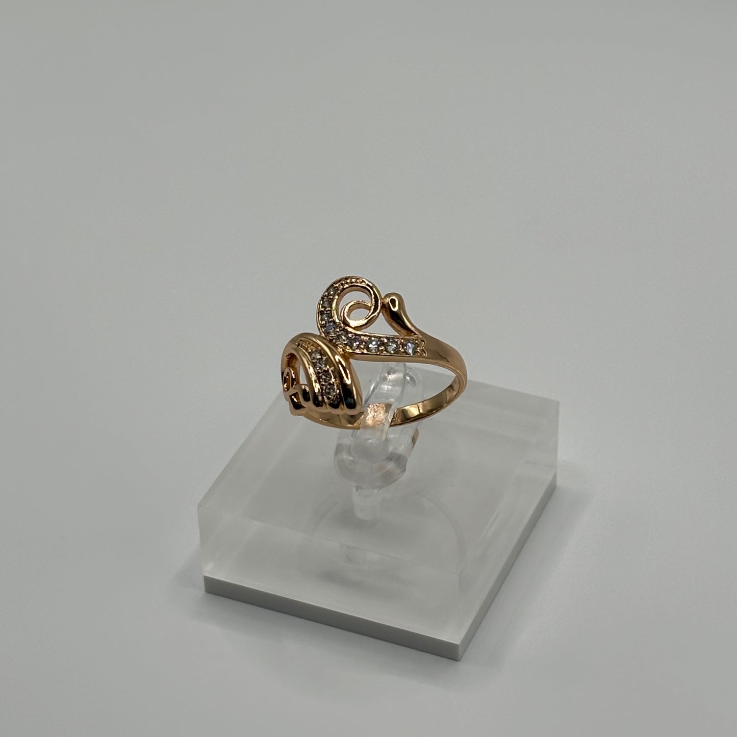 Golden Embrace: The Swirl Accent Love Ring