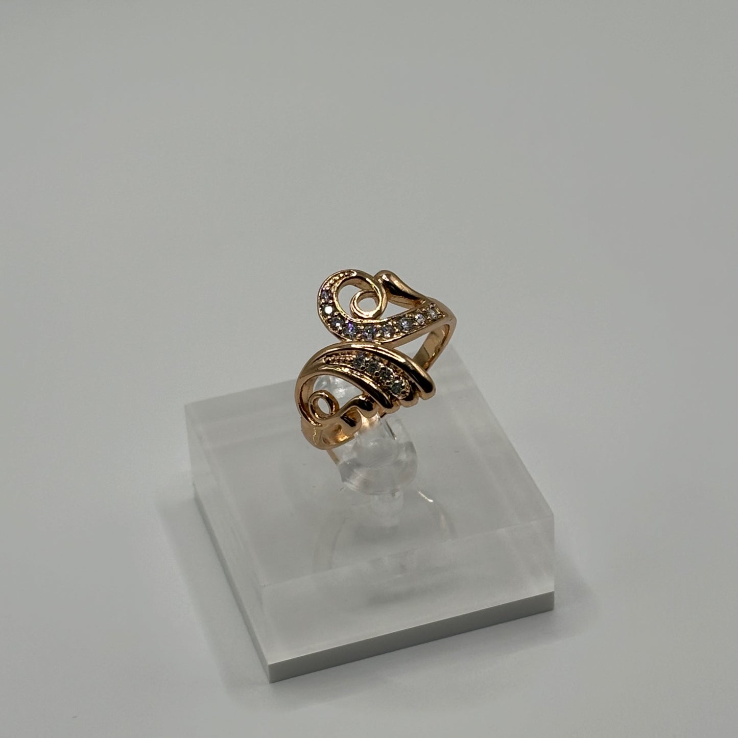 Golden Embrace: The Swirl Accent Love Ring